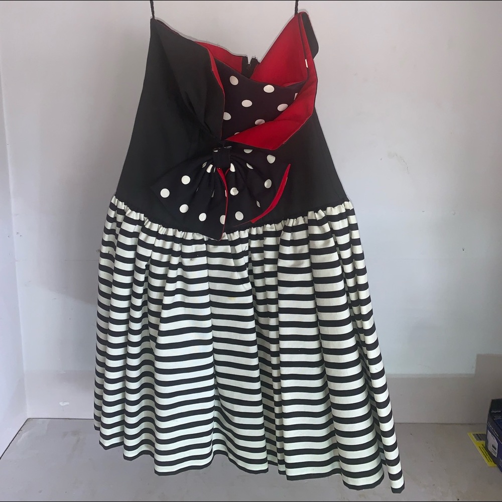 Woman strapless dress size 3-4 black red and white in great shape bow in front